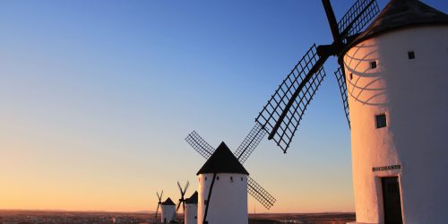 En el cerro de San Antón de Alcazar, extraordinario mirador para divisar la llanura manchega, sobresalen estos cuatro Molinos de Viento.